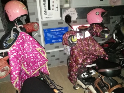 回家如进“盘丝洞”...梅城多个小区现电动车“花式”充电乱象