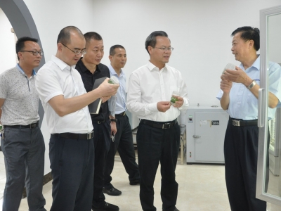 曾永祥到广东新南方青蒿种植基地传达贯彻省委书记李希来梅调研讲话精神