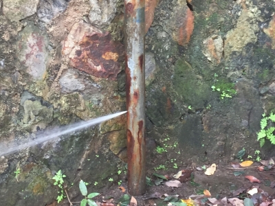 梅城这个地方，水管“伤痕累累”居民忧心忡忡…