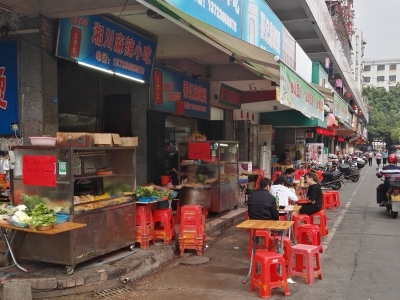 街边污水流、商贩占车道...梅县区这个广场环境堪忧