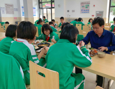 校长陪餐吃得香！4月起广东中小学全面建立陪餐制度
