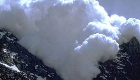 新疆昌吉市山区发生雪崩10人被困，救援正在进行