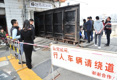 梅江桥南段旱闸“体检”，确保城区安全度汛