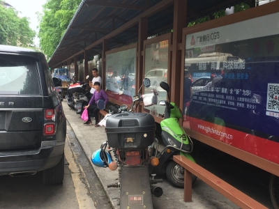 曝光！梅城这个公交站常成“公共停车场”，谁来管管？