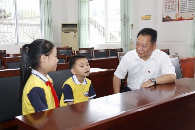 “区委书记来看我们啦！” 朱国城率队开展“六一”儿童节慰问活动