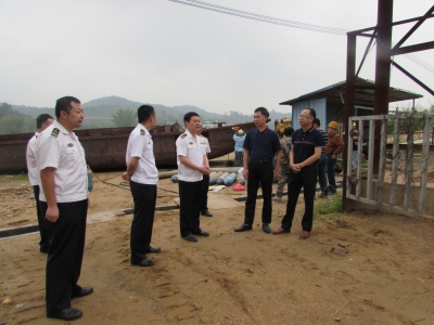 动真格！梅江水域一批“三无”船舶被拖离上岸并拆解