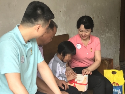 暖！梅县区志愿者走访贫困学子，送上爱心文具和助学金