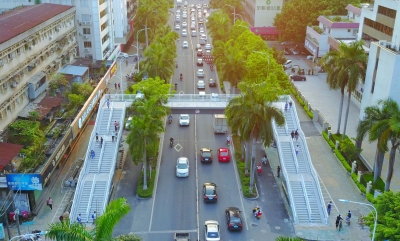 梅州V视丨好消息！梅城嘉应中路人行天桥全面建成，今起开放通行