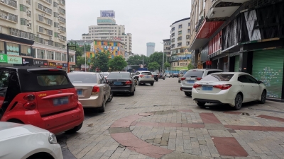 梅城这条步行街成了“公共停车场”...曝光！