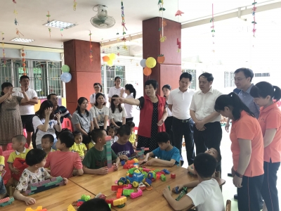 闫景军带上“六一”祝福来到了这里，还强调了这些...