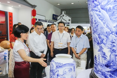 汪一洋到梅州馆巡馆：学习借鉴先进经验 提升文创产业竞争力