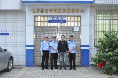 大埔交警正在查车，这司机看到后竟掉头就跑，还撞车逃逸...