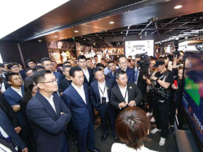 王健林、马化腾联袂体验！微信支付“智慧商圈”2.0版真硬核