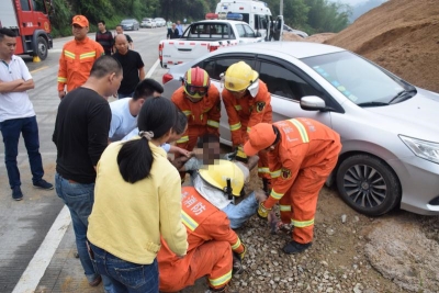 悲剧！大埔茶阳一货车撞上沙堆，车头严重变形，司机当场…