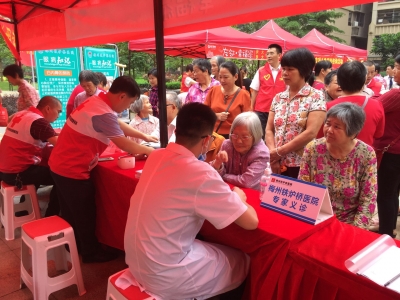 “救”在你身边！市红十字志愿者和爱心机构开展义诊活动