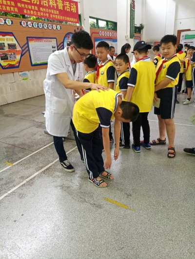 儿童少年脊柱侧弯发病率为5.6%！梅州举办科普活动，关注“脊柱曲线”