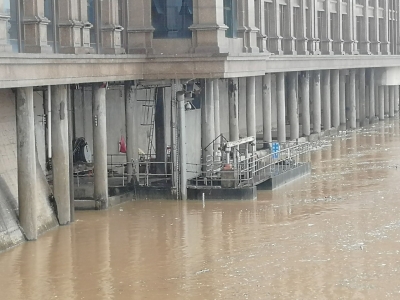 危险！梅城望江楼下，有人竟不顾水位上涨安然垂钓