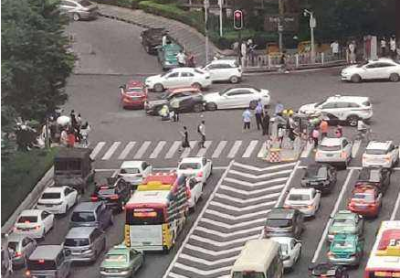 交警通报天河区致13伤事故调查情况：系司机侧身拿后排水杯致车辆失控