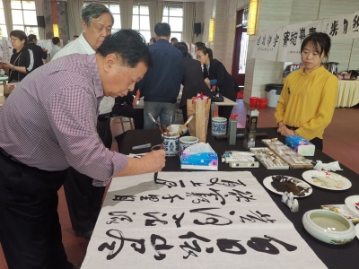 共赴一场艺术之约！客籍书画名家春茗笔会在梅县麓湖山举行