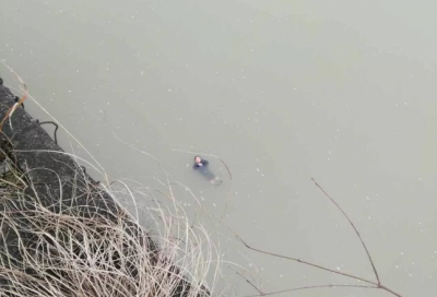 惊险！女子竟将8岁儿子扔入梅江河！幸好...