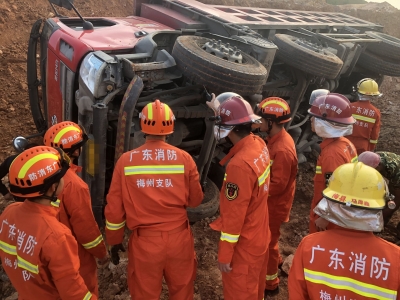满载水泥货车侧翻一人被压车底！梅县消防紧急出动救援