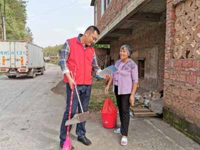 梅县区法院组织干警到创文挂点村开展卫生整治及创文宣传
