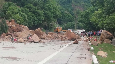 S333线梅江区西阳明山路段山体滑坡，已封路！