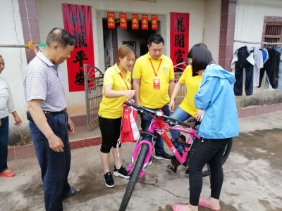 心念的自行车送到了！梅县区志愿者助贫困学子圆梦