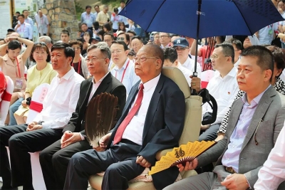 香港著名企业家曾宪梓雕像在圆明园揭幕