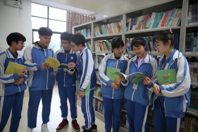 梅县区税务局在广东梅县外国语学校开设“税法知识角” 