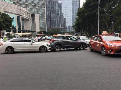 广州林和中路小车撞人事故致13伤，肇事女司机已被警方控制