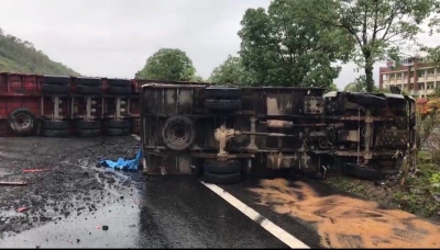 险！雨天两货车接连侧翻一人被困，事发梅汕高速畲江路段