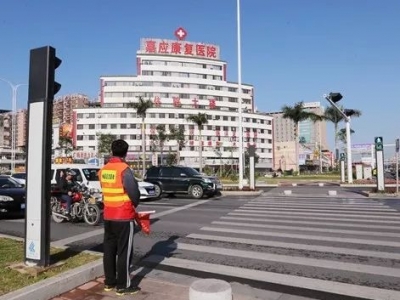 茶座丨让违法者上路“执勤” 警示教育效果更好 