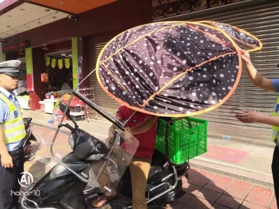 摩托车电动车上装伞具的注意！交警开始“清伞”了，赶紧拆吧