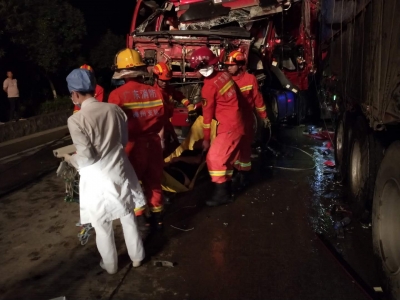 惨烈！梅县两货车迎面对撼一人亡，事发206国道