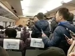 “五一”出行竟被“堵”在火车上…网友：凭什么让守规矩的吃亏？