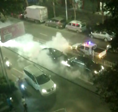 在梅城街头连撞数车后逃逸的“路怒”司机，被行拘了！