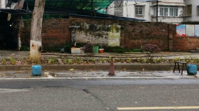 塑料桶、板凳齐上阵...“花式”占车位又现梅城！