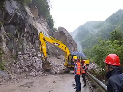 宋才华实地调研国道G358线平远差干湍溪段山体滑坡情况