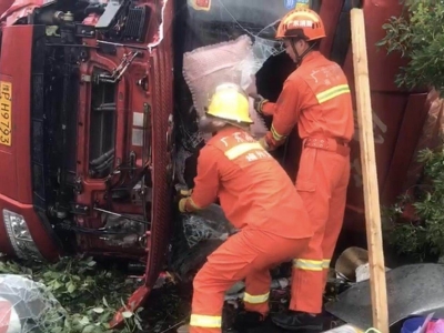 梅州V视丨险！雨天两货车接连侧翻一人被困，事发梅汕高速畲江路段