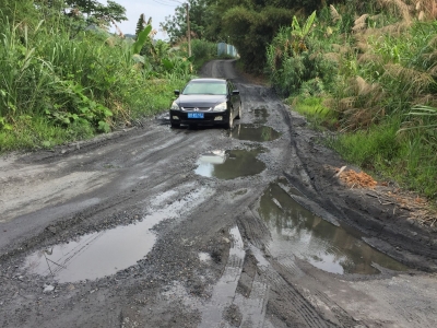 “坑”人又“坑”车！梅城这条乡道苦了村民，相关部门回应了...