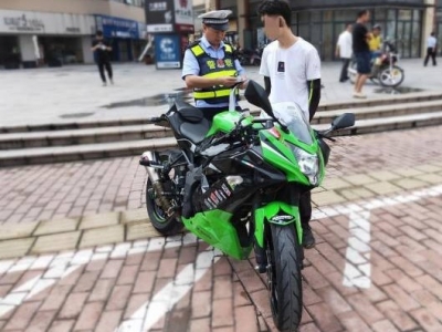 五华交警严查“炸街党”，2辆非法改装摩托车被扣