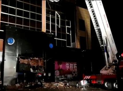 广西百色一酒吧屋顶坍塌 已致1人死亡77人受伤
