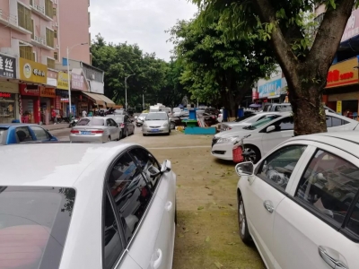 梅城这里“路霸”出没！汽车占道乱停，人都没地儿走了！