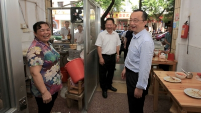 市委书记陈敏走进这个菜市场和小区！与市民讲创文...