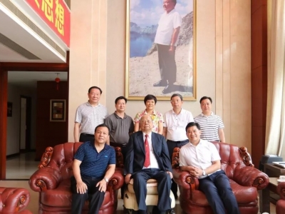 钟光灵登门拜访“改革先锋”曾宪梓博士