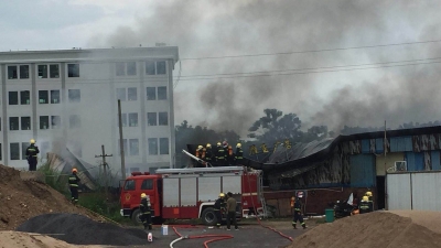 现场明火已被扑灭！今日中午梅江区三角镇一工厂突发火灾