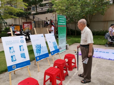 守护乘梯安全！他们带着“电梯安全千万条”走进梅城这个小区