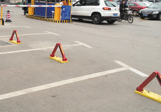 辣评｜公共停车位岂能成“商家专用”？