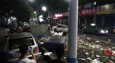 小车撞三轮车，蔬菜满天飞！昨晚梅城这事故视频来了